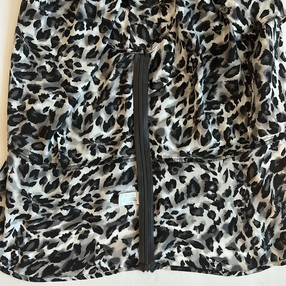 Violet & Claire Black and White Animal Print sleeveless top Size Large - Picture 5 of 6